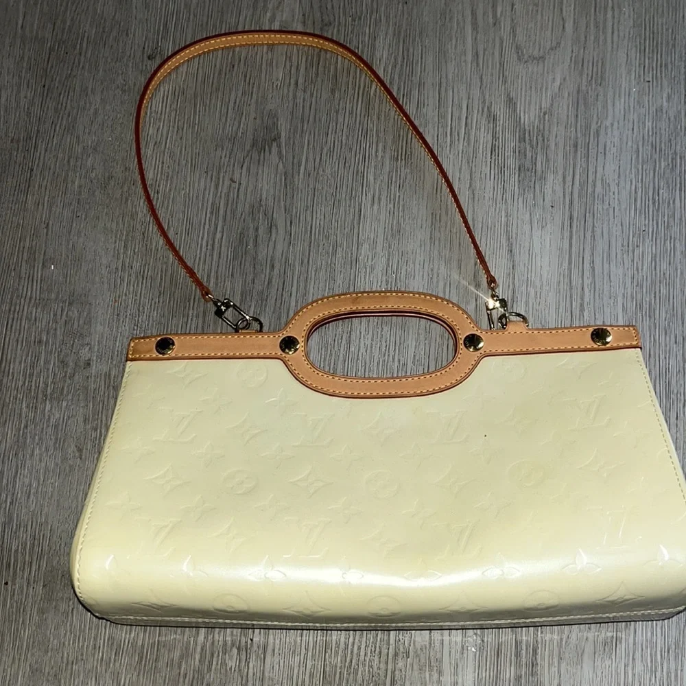 Authentic LOUIS VUITTON DUNE MONOGRAM VERNIS ROXBURY​ - Picture 4 of 10